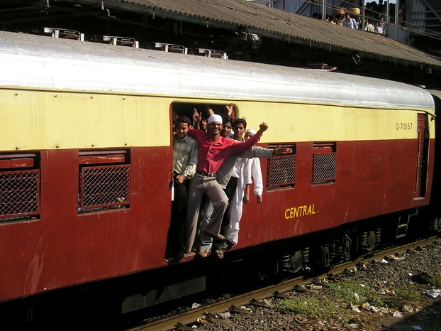 Überladener Zug in Mumbai