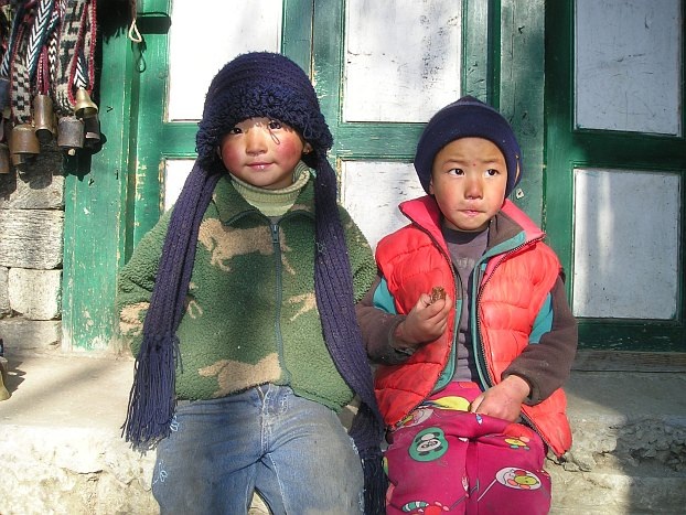 Sherpa-Kids mit roten Backen in ...