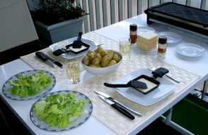 Ein gedeckter Tisch mit Raclette