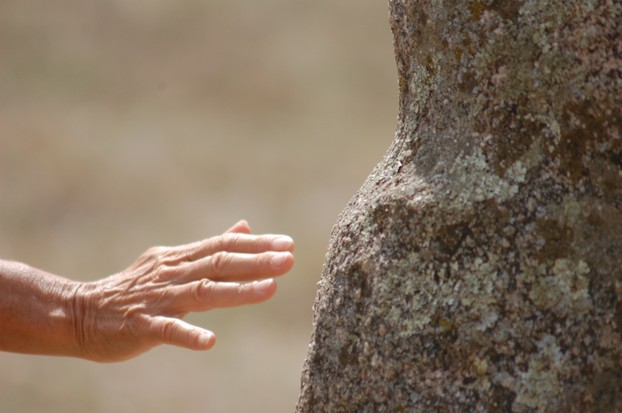 Megalith und Hand