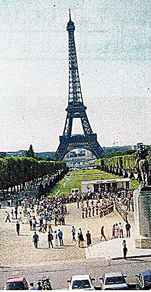 Info-Stände am Eiffelturm
