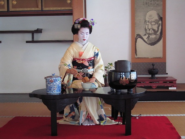 A maiko of Miyagawachou preparing tea