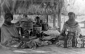 Seminolenfrauen mit Nähmaschinen