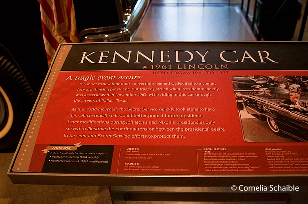 Hinweistafel am Kennedy Car im Museum