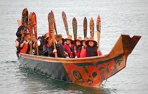 Haida-Indianer mit Kanu