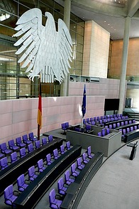 Der Plenarsaal mit dem Bundesadler