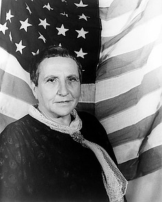 Gertrude Stein vor einer amerikanisc ...