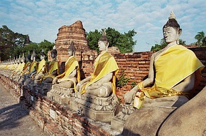 Buddhastatuen mit Schals in Thailand