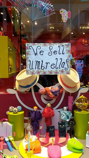 "We sell umbrellas" passt so ...
