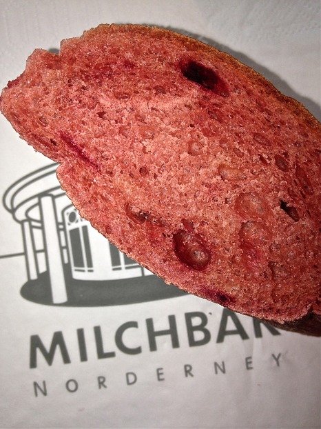 Rotes Brot in der Milchbar Norderney