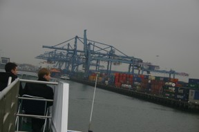 Hafenrundfahrt Roterdam - Männer allein an Deck (C Vera Kriebel, 2010)