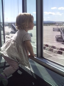 Baby vor dem ersten Flug