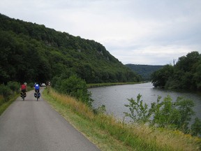 Radwandern am Fluss