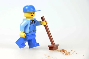 Legomännchen räumt auf