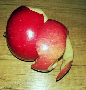 geschälter Apfel für Apfelmaske
