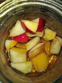 Apfelstücke in Öl eingelegt im Glas