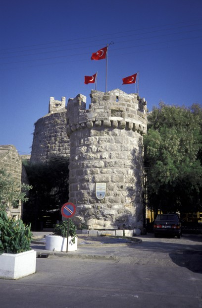 Befestigungsturm mit türkischer Flagge