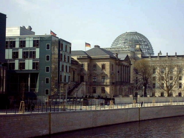 Reichstag vom Ufer der Spree aus