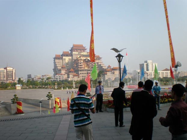 Yutian Cultural Palace aus der Ferne