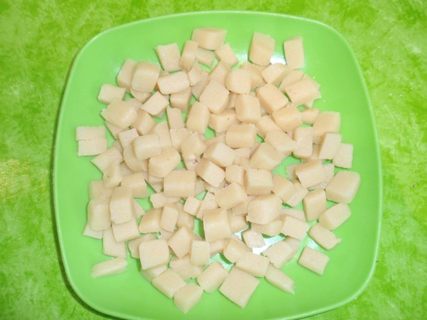 Marzipan in kleine Würfel schneiden