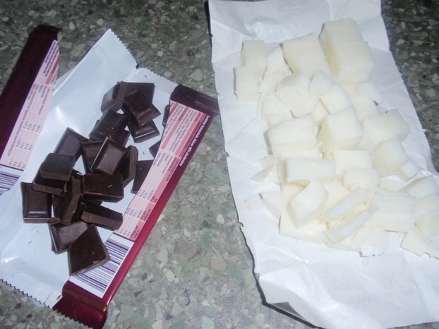 Schokolade und Kokosfett zerkleinern