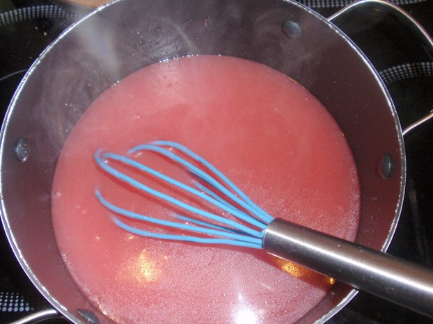 Pudding mit Wasser und Sirup kochen