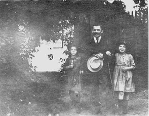 1920: Vater Hans mit Barbara und Else
