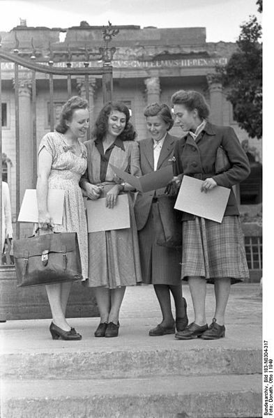 Junge Frauen 1949 in typischer Kleidung