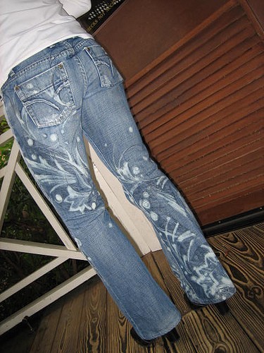 Kunst auf Jeans mit Bleichmitteln