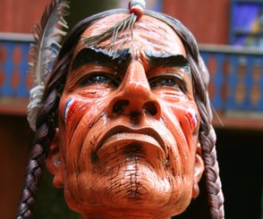 Indianerfigur mit Kriegsbemalung