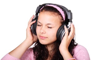 Mit Kopfhörern neue Musik geniessen
