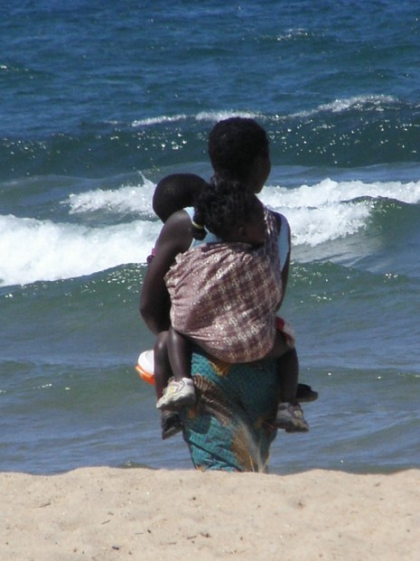 Frau mit Kind am Malawisee