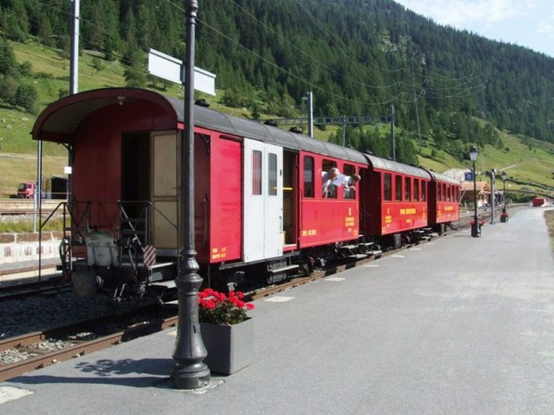 Zug im Bahnhof Oberwald