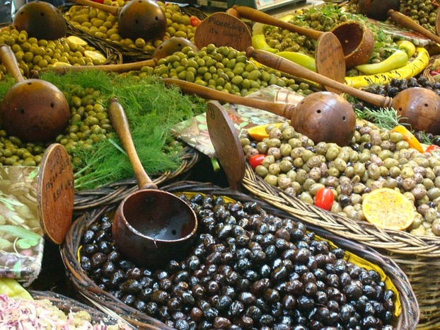 Eingemachte Oliven auf dem Markt ...