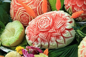 kunstvoll geschnitzte Wassermelone