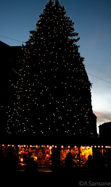 Weihnachtsbaum am Christkindlmarkt ...