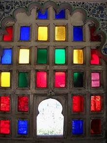Bunte Glasfenster in Rajasthan