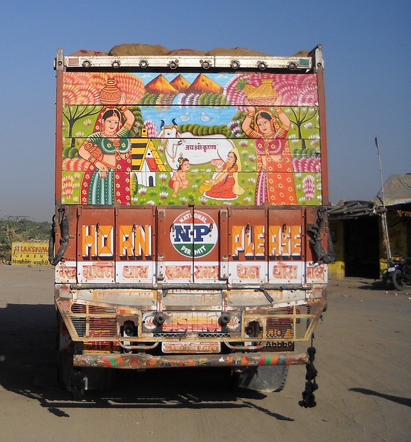 Lkw mit Kuhmotiv, Indien