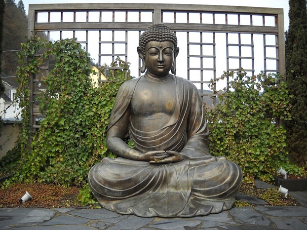 meditierender Buddha auf dem ...