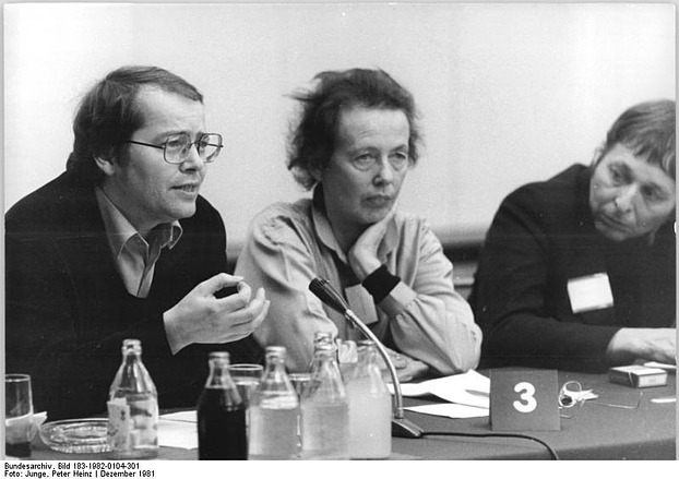 Volker Braun 1981 (links)