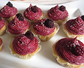Muffins mit Brombeer-Puding-Butter-F ...