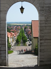 Blick aus dem Schlosshof auf die Allee