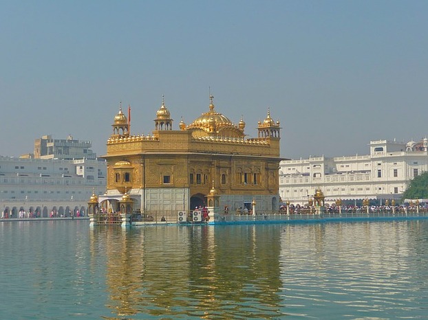 Der Goldene Tempel in Amritsar ...