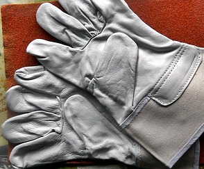 Zwei linke Handschuhe gibt es bei Amazon