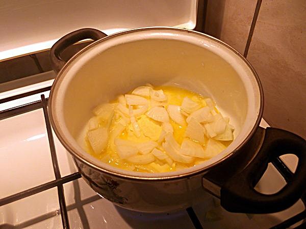 Zwiebeln in Butter leicht andünsten