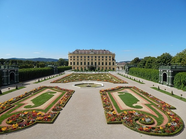Das Schloß Schönbrunn ist eine ...