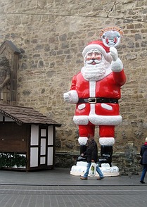 Deko-Weihnachtsmann am Roten Turm