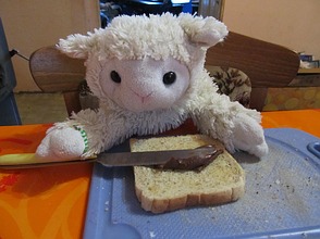 Schafi schmiert sich das Brot schon ...