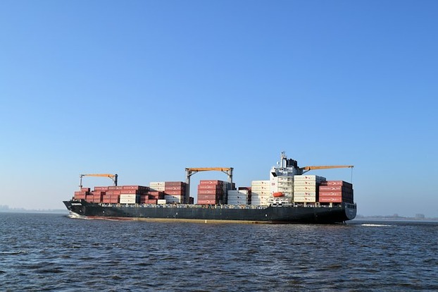 Containerriese auf der Elbe