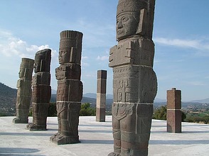 Fünf Meter hohe Säulen aus Basaltblöcken